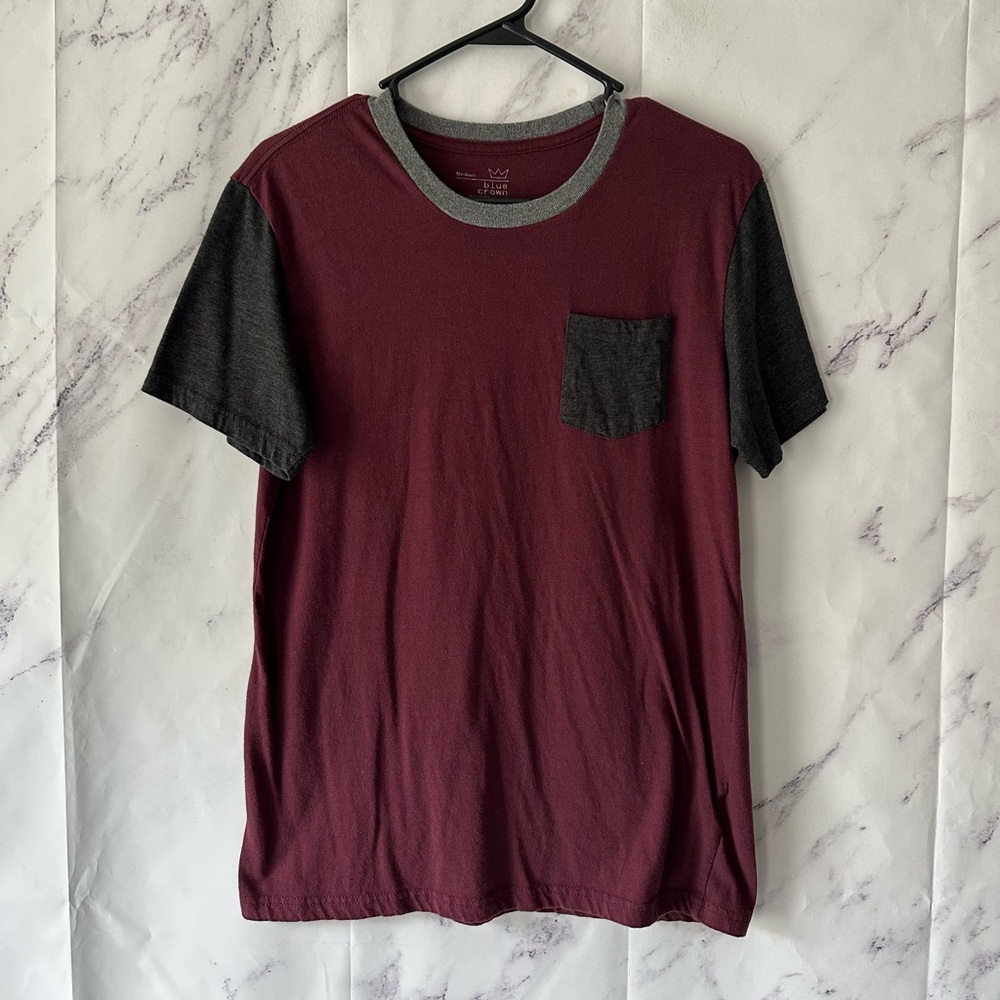 BLUE CROWN - FRONT POCKET T-SHIRT MAROON/GREY MENS MEDIUM